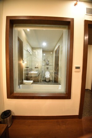 Suite Deluxe | Bagno | Doccia, set di cortesia gratuito, asciugamani