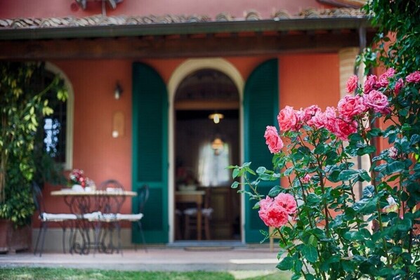 Outdoor dining - Podere Sant'Antonio - Red Chianti Apartment (Fauglia)