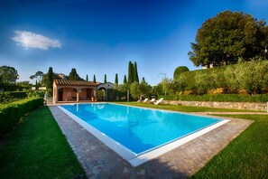 Una piscina al aire libre