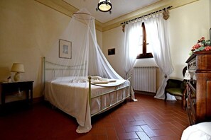 1 habitación, tabla de planchar con plancha y cuna de viaje 