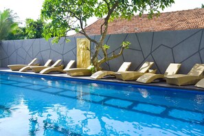 Ulkouima-allas avoinna 6.30–22.00, aurinkovarjoja, aurinkotuoleja