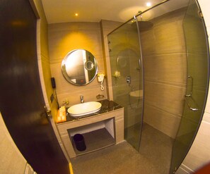 Habitación doble superior | Baño | Tina, tina de hidromasaje, secadora de cabello, pantuflas 