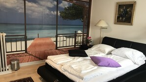 ห้องสแตนดาร์ด, ห้องน้ำรวม | เครื่องนอนระดับพรีเมียม, เตียงพร้อมฟูกเสริมที่นอน, โต๊ะทำงาน