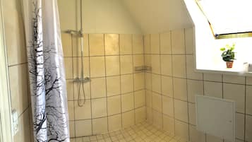 Classic Double or Twin Room, Ensuite | Bathroom shower