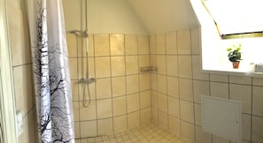 Quarto casal ou duplo clássico, suíte | Chuveiro