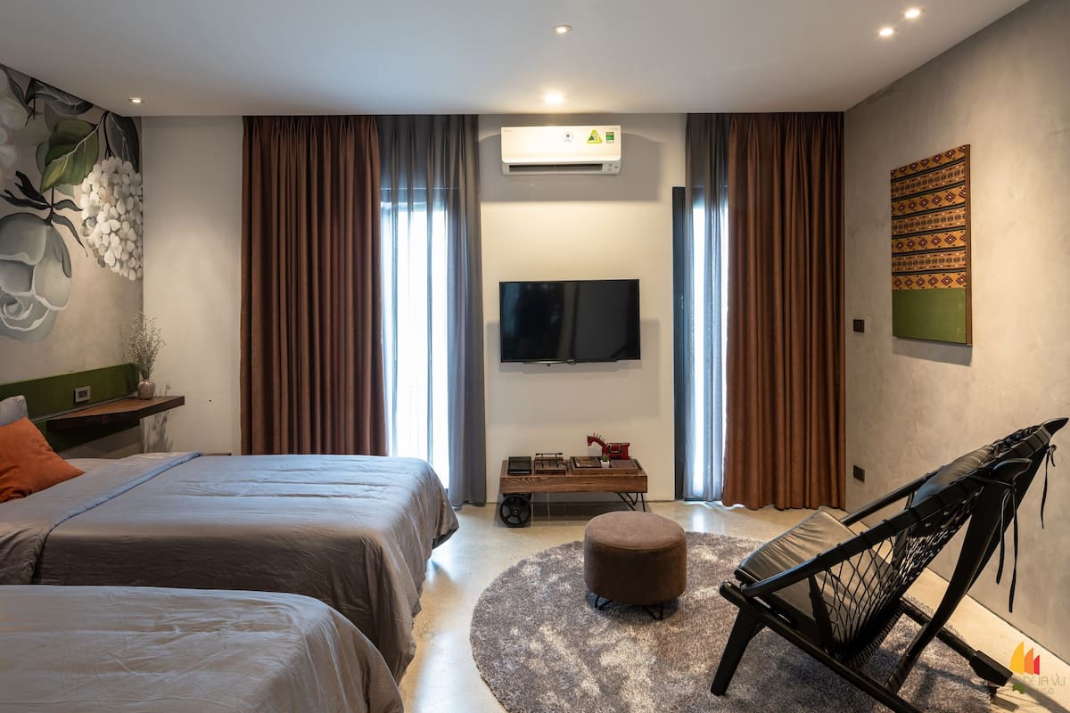 Deluxe Double or Twin Room | Minibar (some free items), in-room safe, desk, laptop workspace