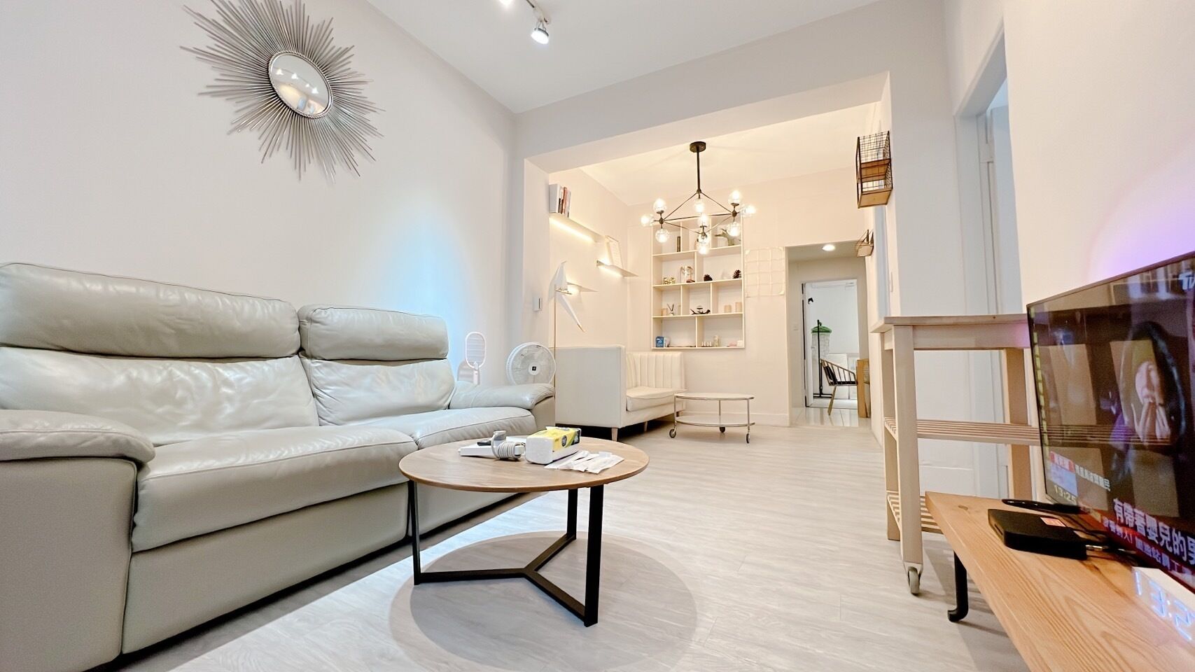 Familie appartement | Individueel gedecoreerd, individueel gemeubileerd, een bureau