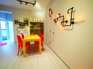 Gallery-Apartment | Individuell dekoriert, individuell eingerichtet, Schreibtisch