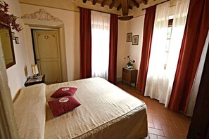 3 slaapkamers, een strijkplank/strijkijzer, reisbedje, gratis wifi