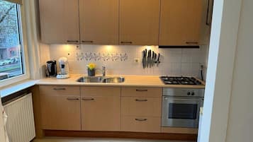 Fridge, oven, stovetop, coffee/tea maker