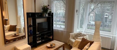 Smart-tv, een dvd-speler, boeken en een muziekbibliotheek