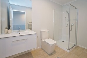 Een douche, een haardroger, handdoeken, zeep