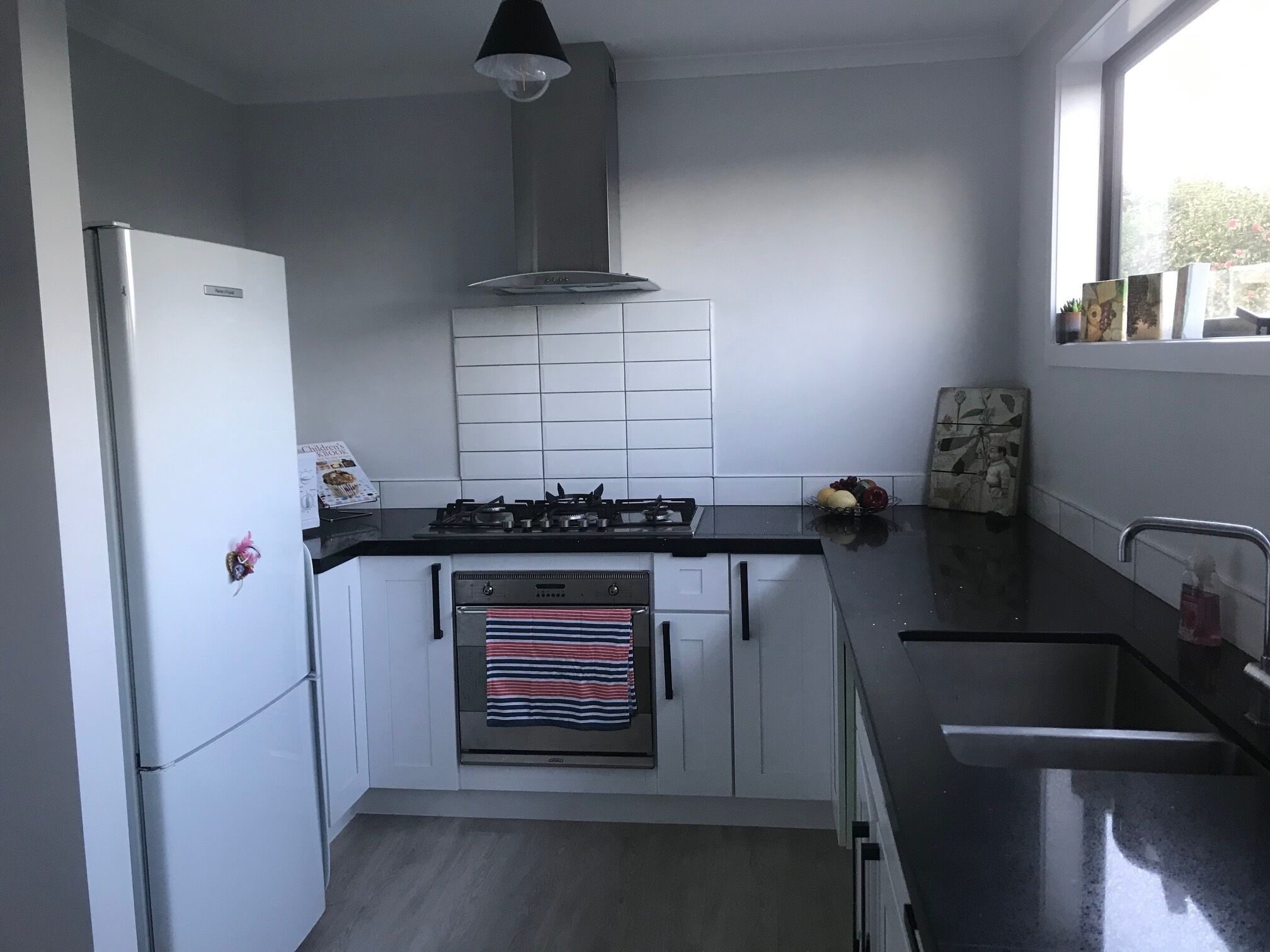 冷蔵庫、電子レンジ、オーブン、コンロ