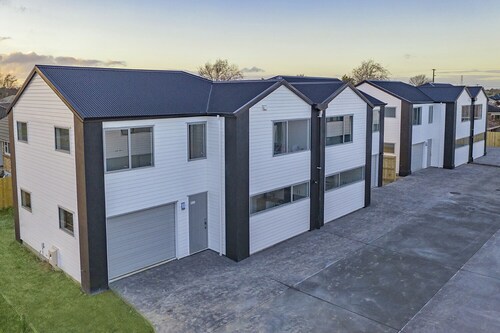 DELBROOK POINT TOWNHOUSE