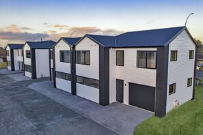 Exterior - DELBROOK POINT TOWNHOUSE (Hamilton)