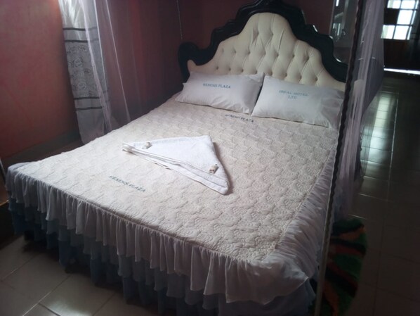 Habitación estándar | Escritorio y ropa de cama