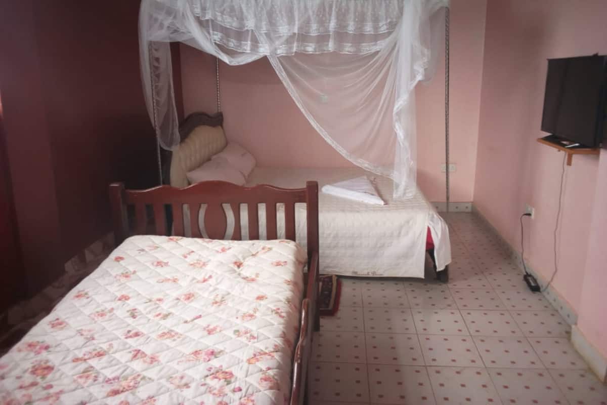 Habitación superior | Escritorio y ropa de cama