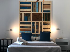 Suite superior, vista al patio (Orizzonte) | 1 habitación, minibar, decoración personalizada y muebles diferentes 