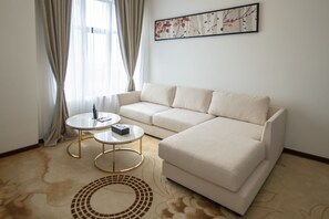 Minibar, caja de seguridad en la habitación y escritorio 