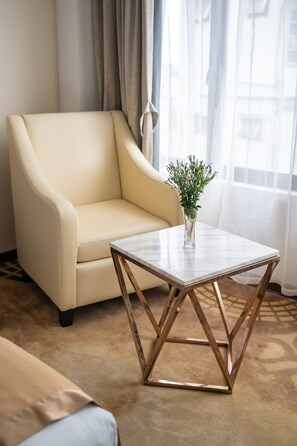 Minibar, caja de seguridad en la habitación y escritorio 