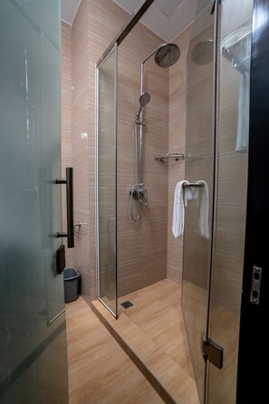 Bathroom shower - Hotel Sanchaung (Yangon)