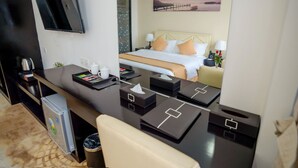 Dobbeltrom – standard | Minibar, safe på rommet, skrivebord og blendingsgardiner