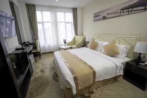 Minibar, caja de seguridad en la habitación y escritorio 