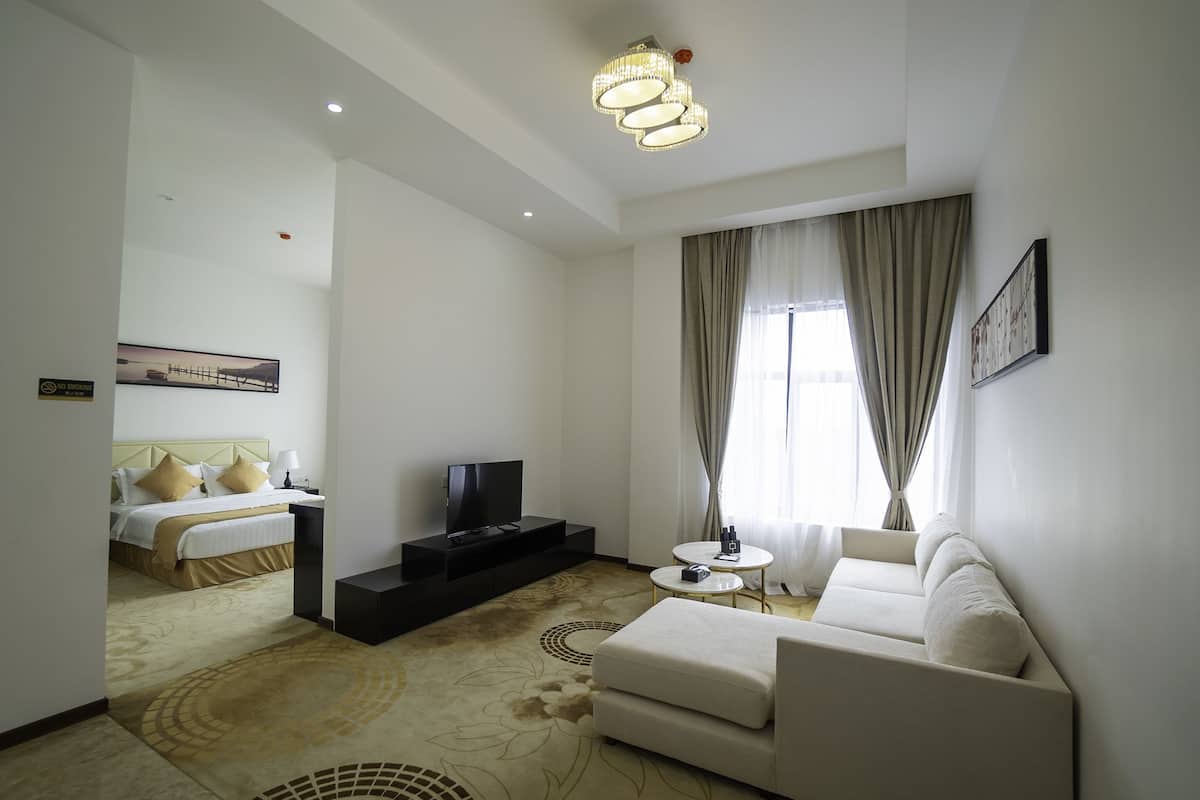 Habitación ejecutiva | Minibar, caja fuerte, escritorio y cortinas opacas