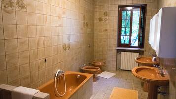 Chambre Double ou avec lits jumeaux (2) | Salle de bain | SĂšche-cheveux, bidet, serviettes fournies, savon