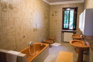 Dubbelrum eller tvåbäddsrum (2) | Badrum | Hårtork, bidé, handdukar och tvål