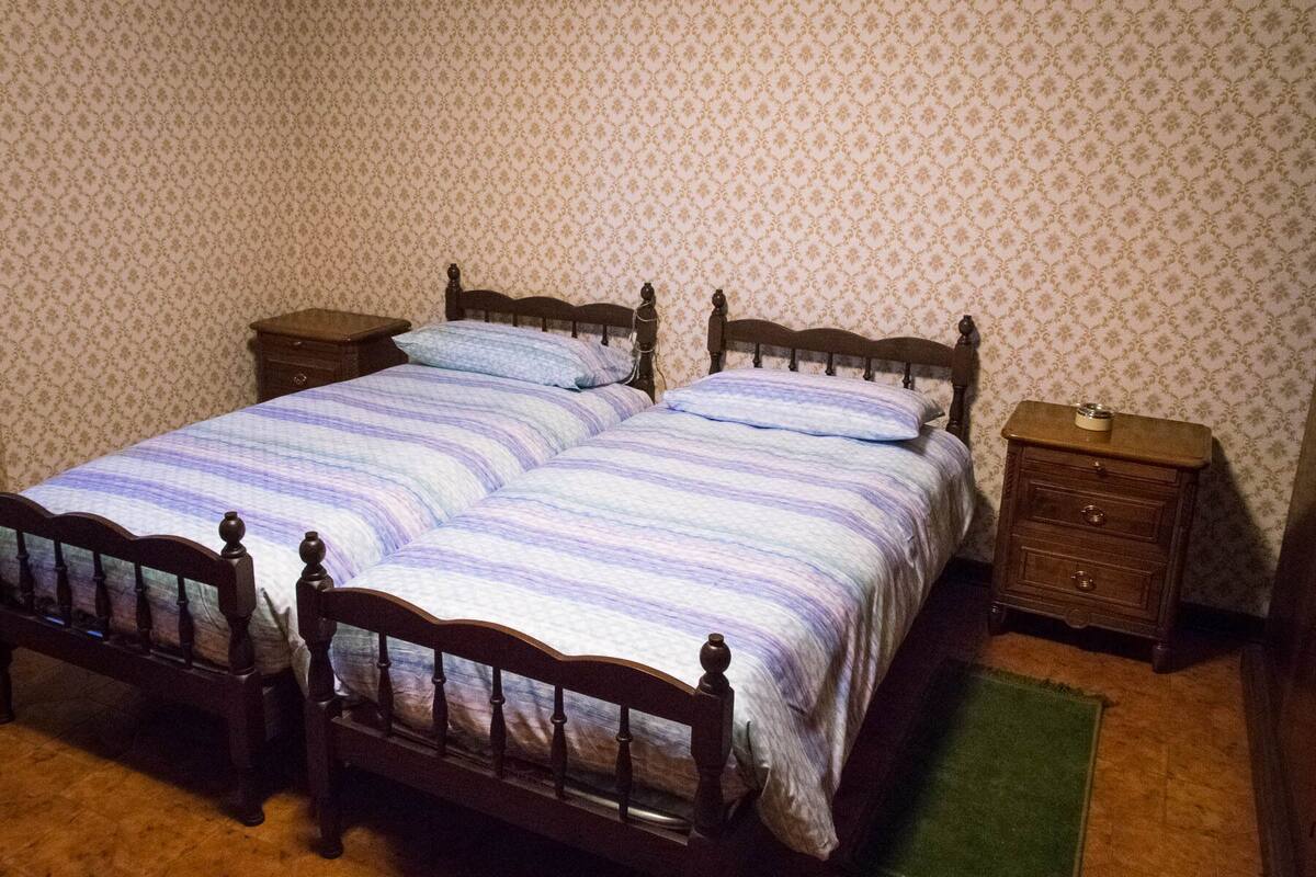 Quarto casal ou duplo (1) | Berços grátis, Wi-Fi de cortesia, roupa de cama