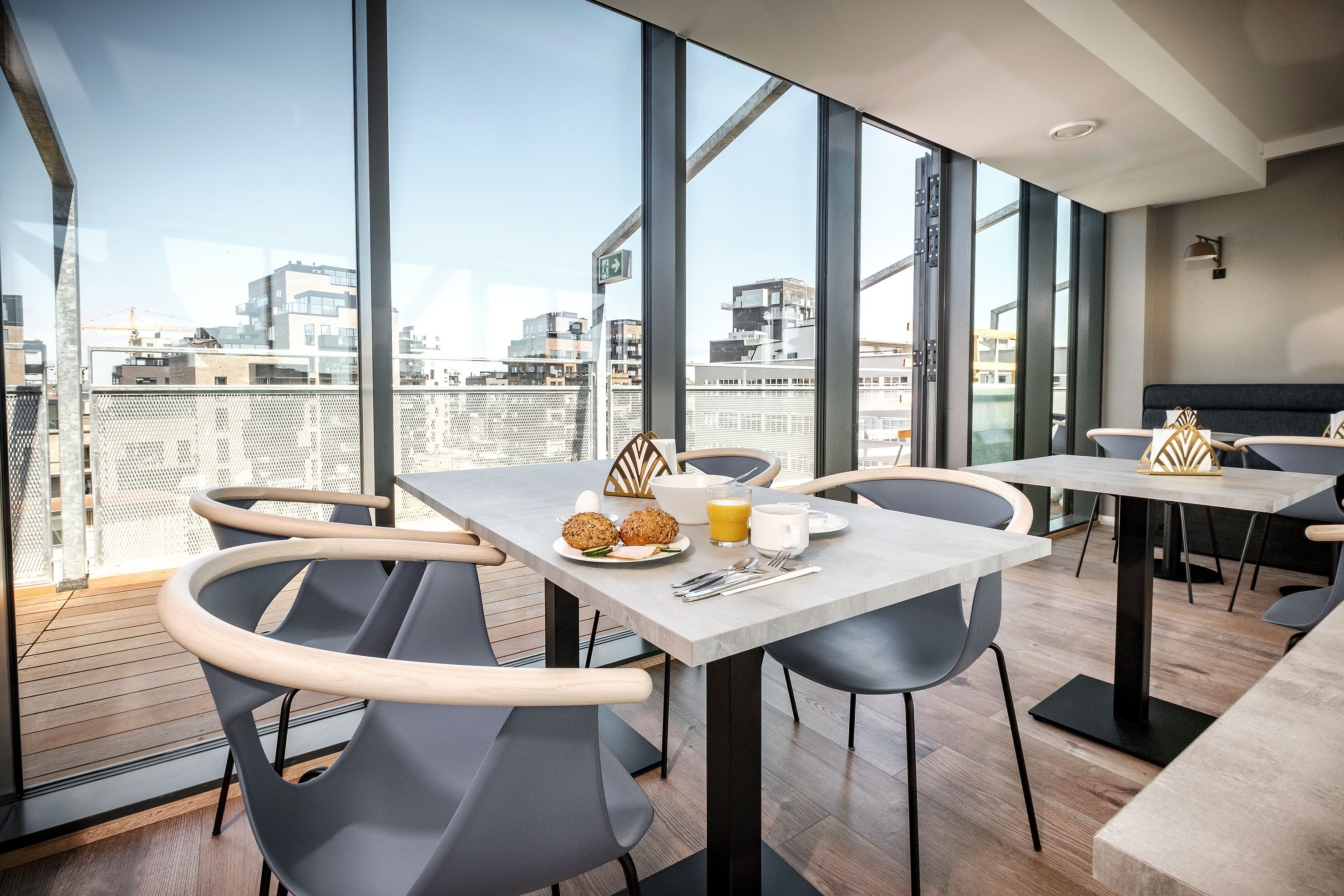 daily buffet breakfast (dkk 109 per person)