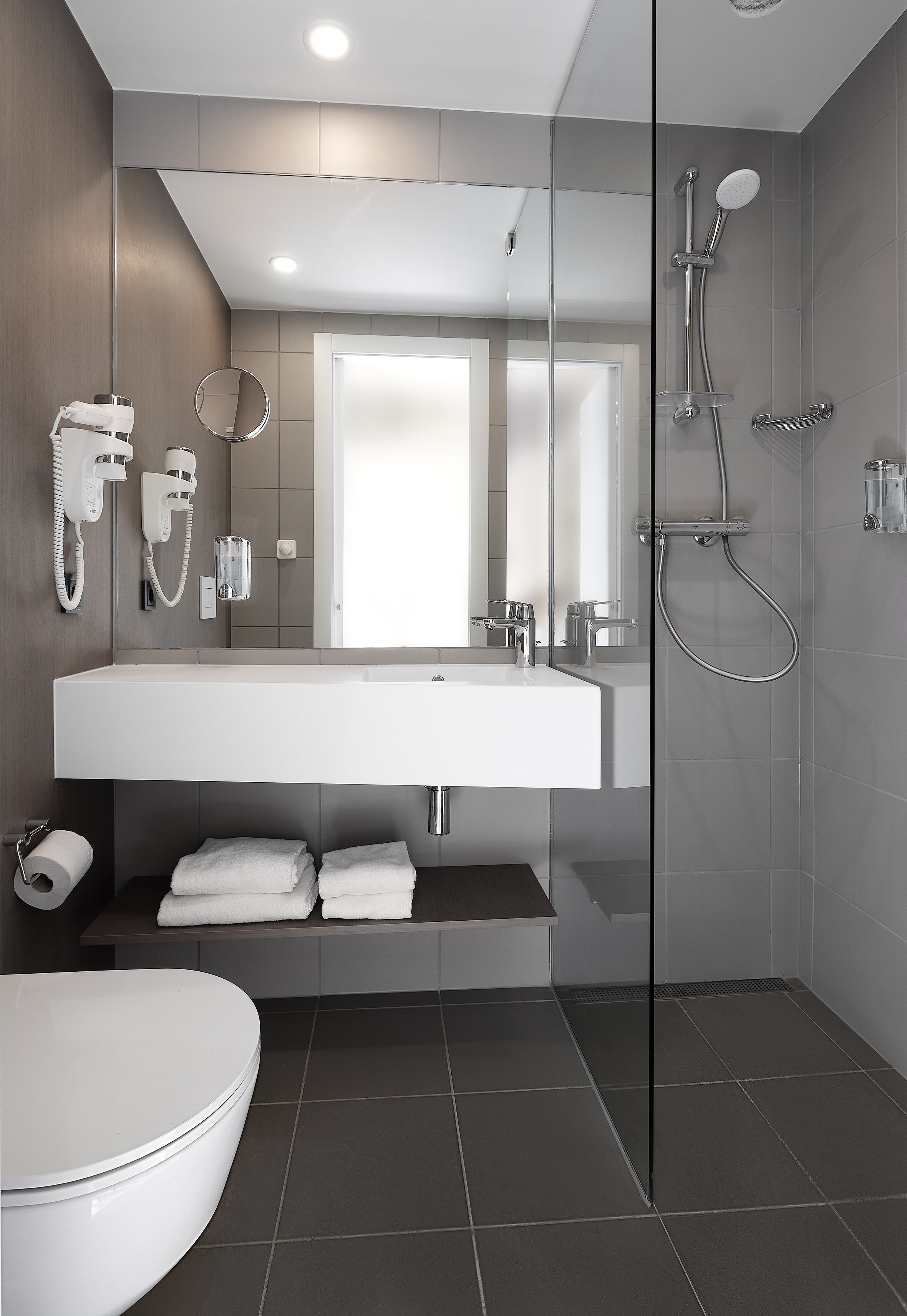 1 bedroom, desk, laptop workspace, soundproofing