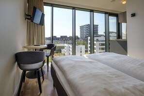 Escritorio y espacio para trabajar con laptop