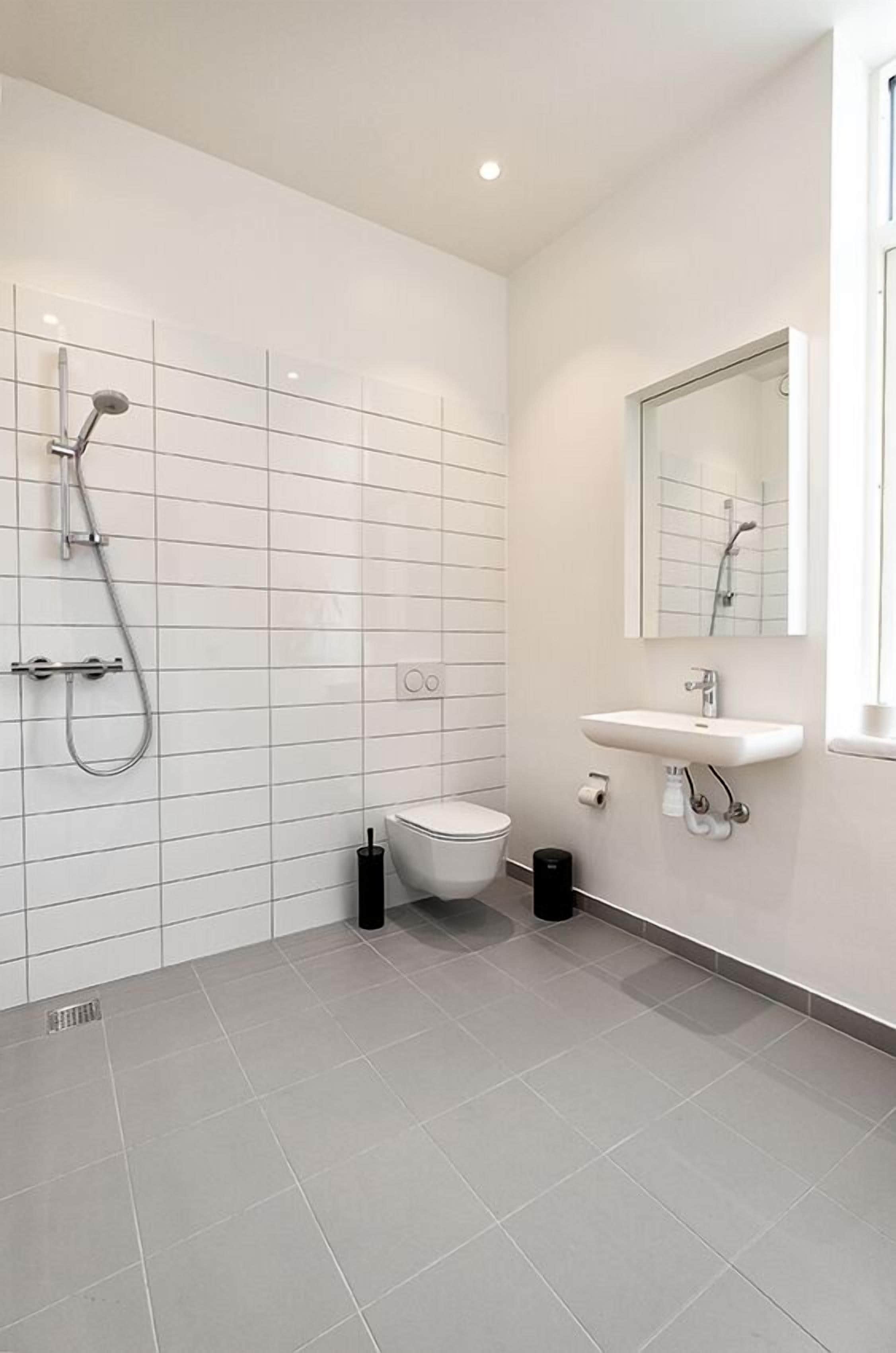 studio, 1 queen bed, kitchenette, city view | bathroom | shower, hair dryer, towels, soap