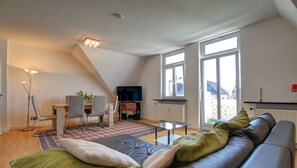 Apartment (Rapunzel - incl. cleaning fee 80 EUR) | Living area | Flat-screen TV, DVD player - Wohnen Im Exklusiven Dichterviertel (Bad Nauheim)