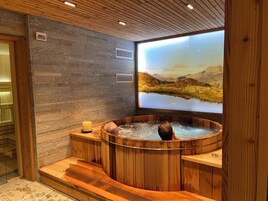 Sauna, hot tub