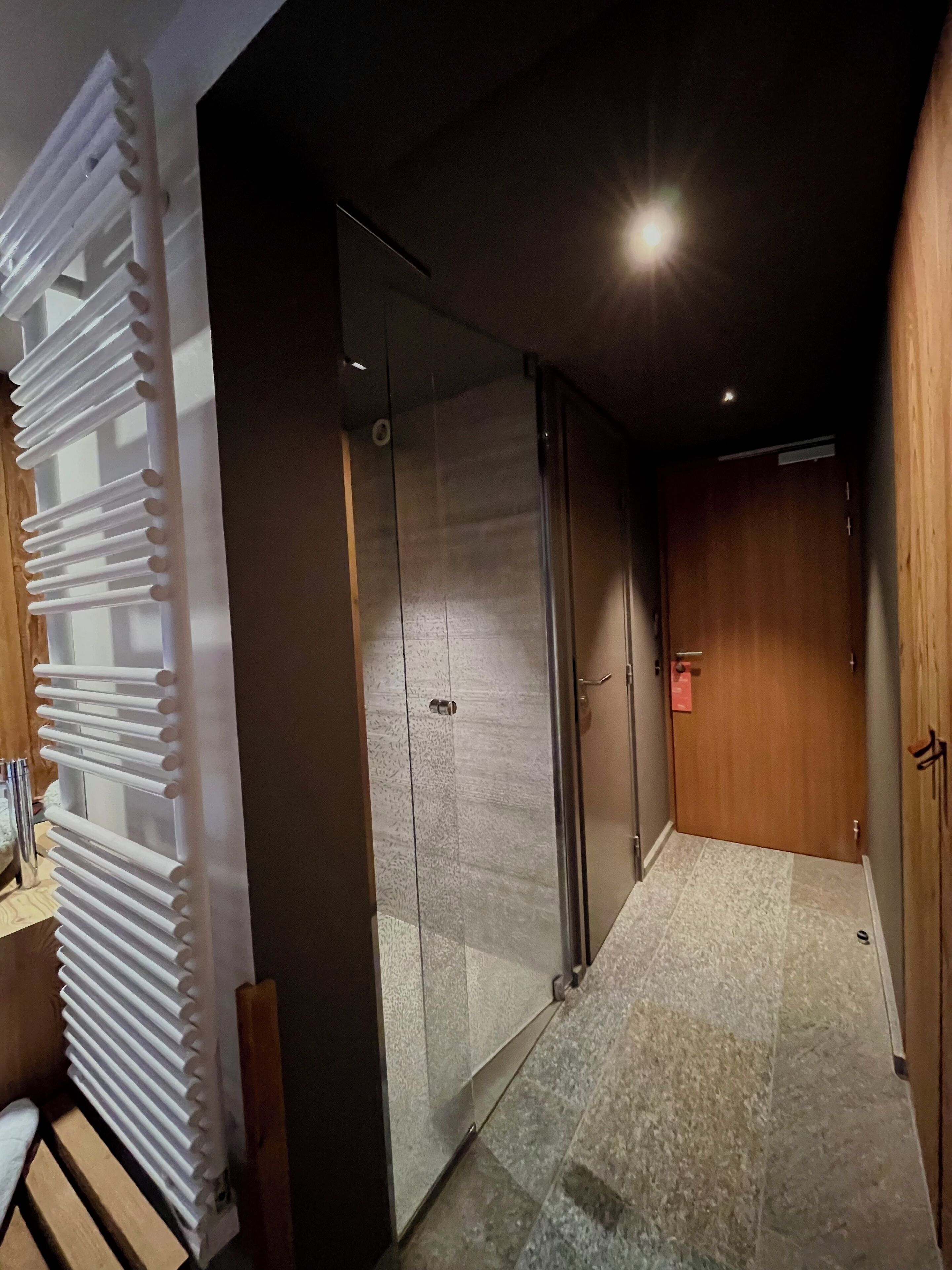 Douche, articles de toilette gratuits, sèche-cheveux