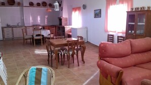Um espaço compacto com área de jantar, cozinha e sofá.