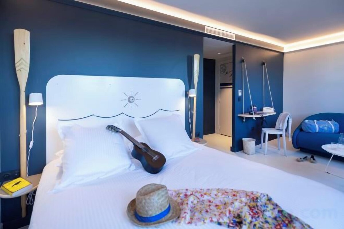 Luxe beddengoed, een gratis minibar, een kluis op de kamer, een bureau