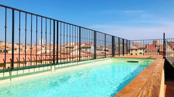 Ulkouima-allas, aurinkotuoleja