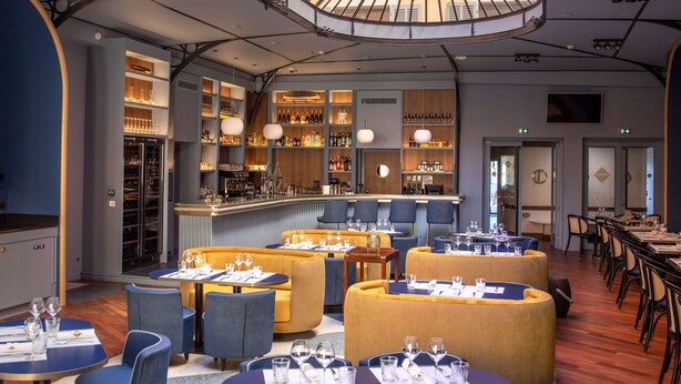 A spacious restaurant with a high ceiling and a central glass dome, featuring multiple seating areas with tables and chairs. - Hôtel L'Eautel Toulon Port (Toulon)