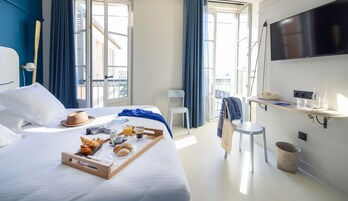 高档床上用品、迷你吧（备有免费物品）、客房内保险箱、办公桌