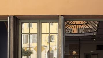 Un restaurant doté d’une terrasse et d’une enseigne indiquant « L’Équerre, bar-restaurant ».