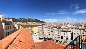 Chambre Pont Superieur avec access rooftop et bassin | Blick auf die Stadt