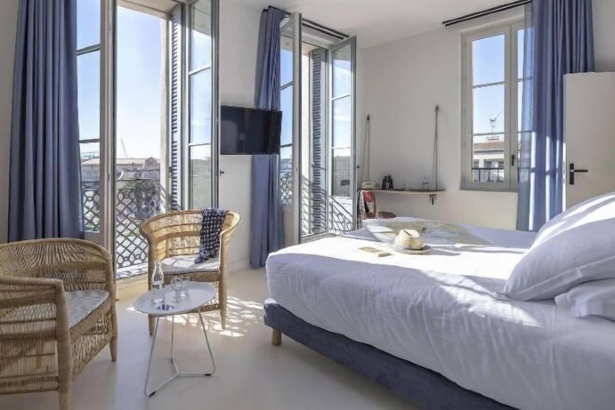 Premium bedding, free minibar, in-room safe, desk