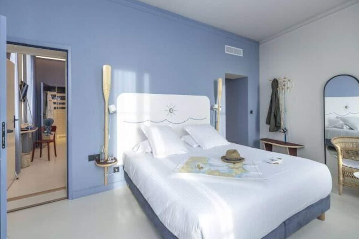 Premium bedding, free minibar, in-room safe, desk