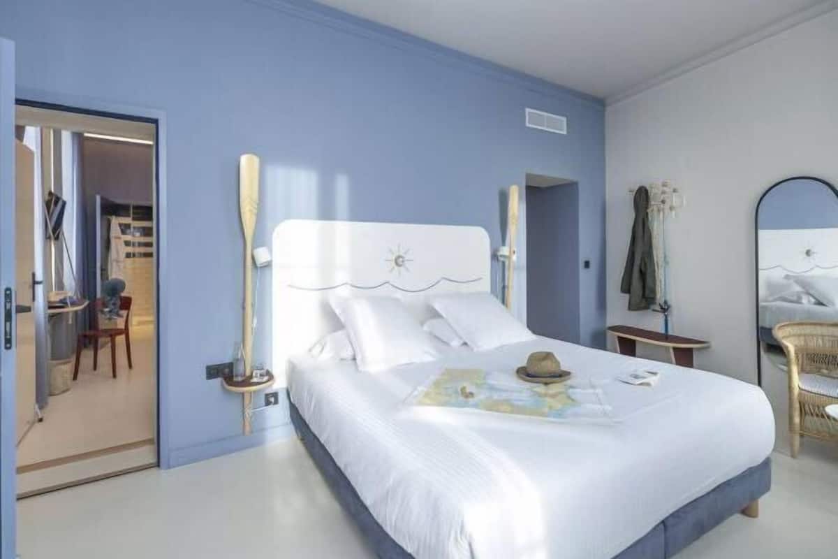 Premium bedding, free minibar, in-room safe, desk