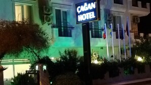 Un hotel con un letrero llamativo que dice 'CAGAN HOTEL'.