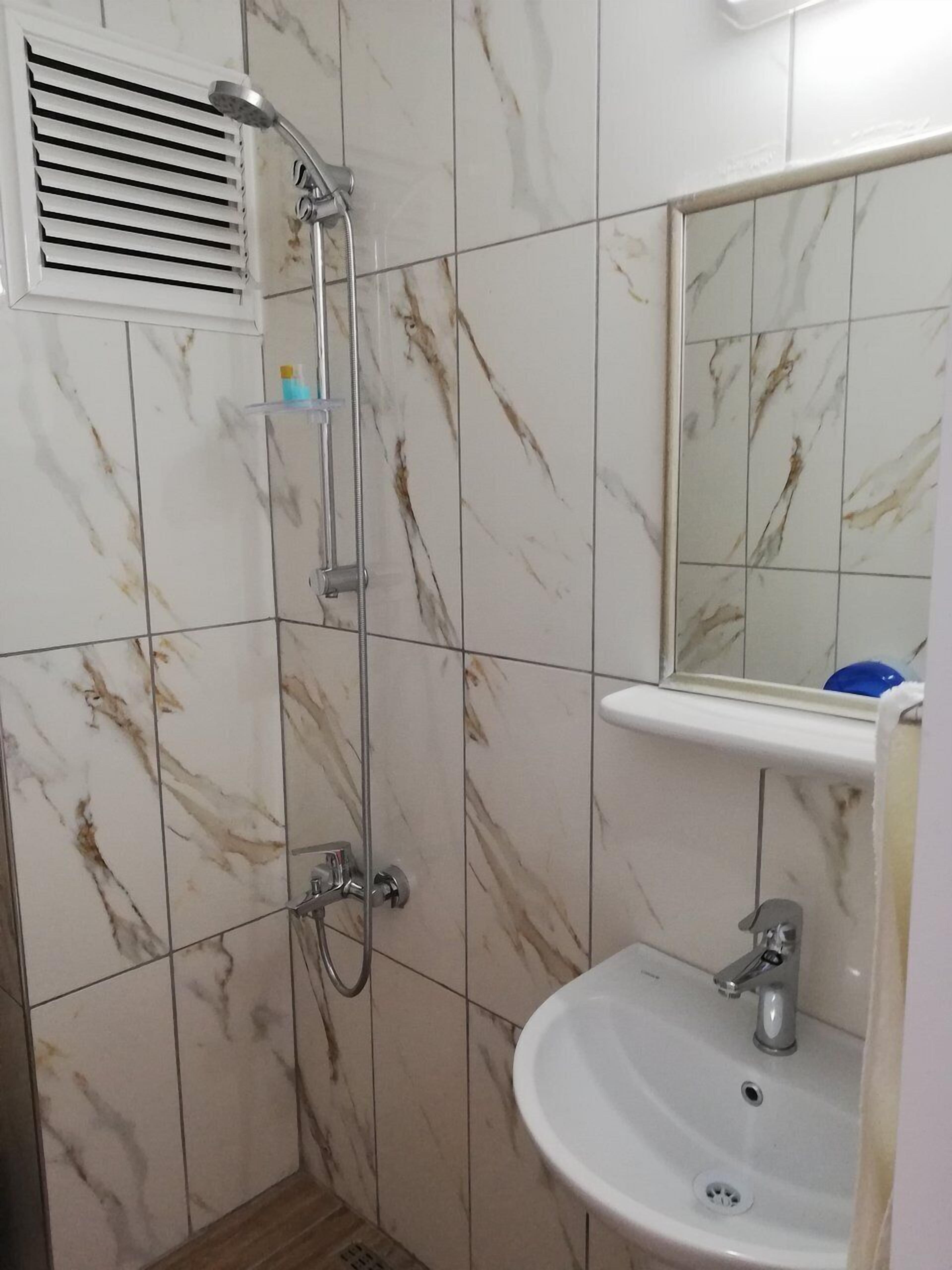 shower, rainfall showerhead, free toiletries, hair dryer